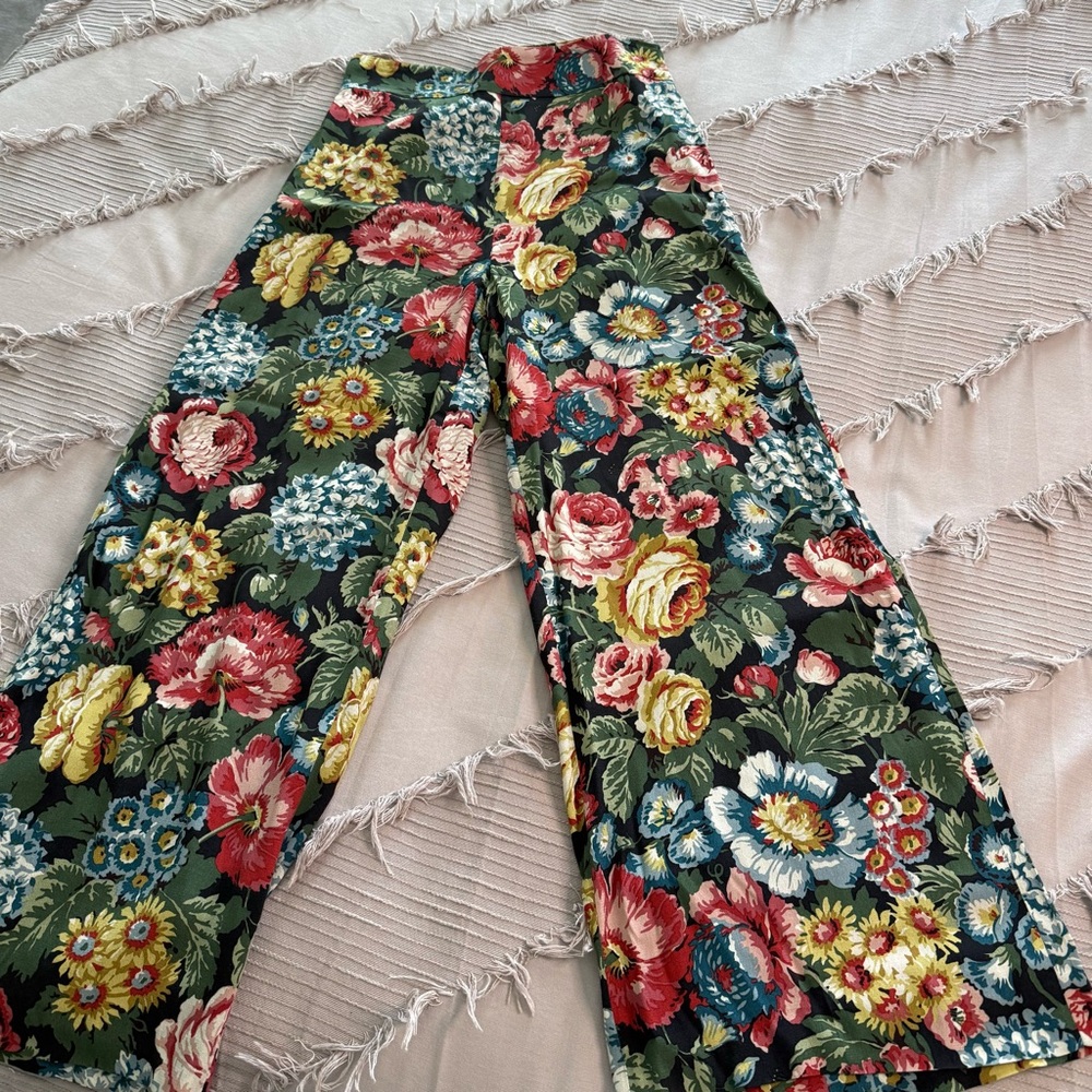 Zara Black and Red Cropped Pants with Bold Design